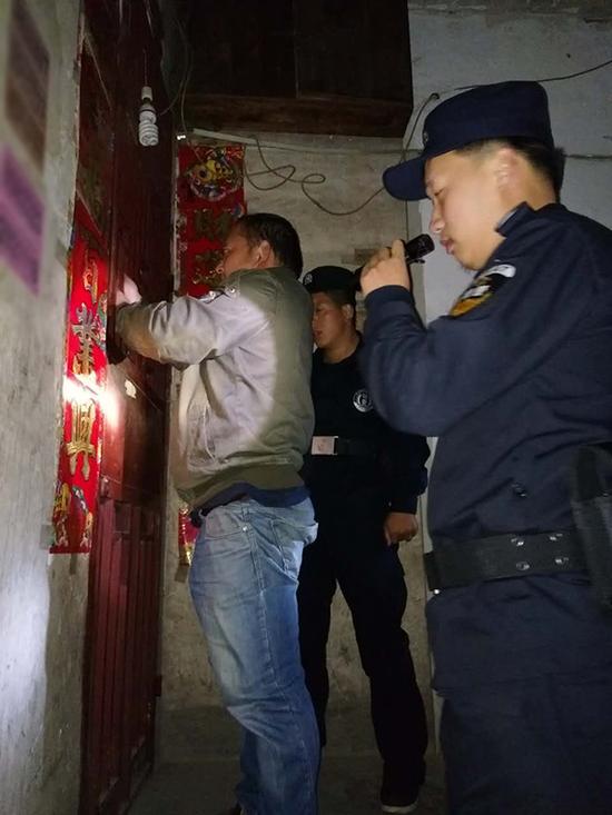 龙里县粗心妈妈误将幼女锁家中 